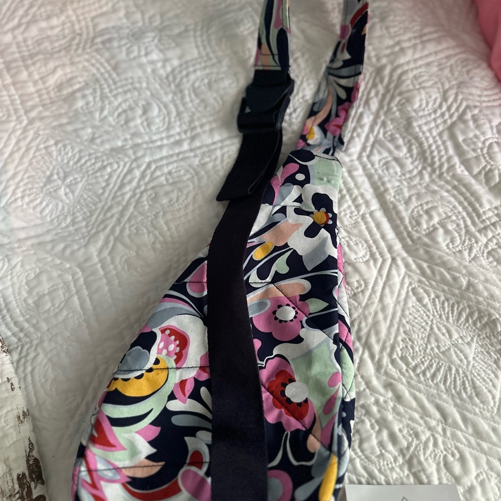 New with Tag Vera Bradley Essential Compact Sling - Picture 5 of 5